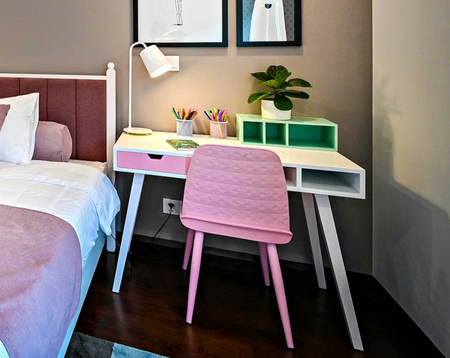 ✏️ Inspire Learning and Creativity with an Adjustable Kids’ Desk & Chair Set